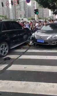 武汉爆料奔驰车祸视频,惊险瞬间，生命悬于一线